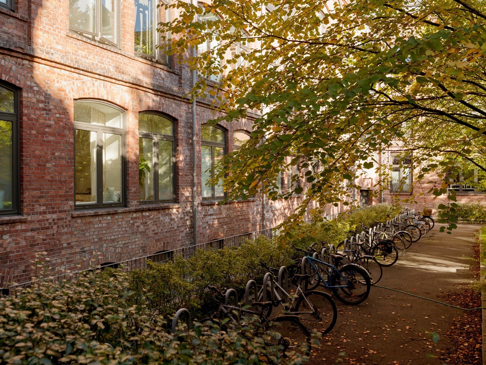 Velholdt og sjarmerende bygård med klassiske mursteinsfasader. Leiligheten ligger i et stille og hyggelig nabolag, hvor det er kort vei til "alle" byens fasiliteter. Galleribilde