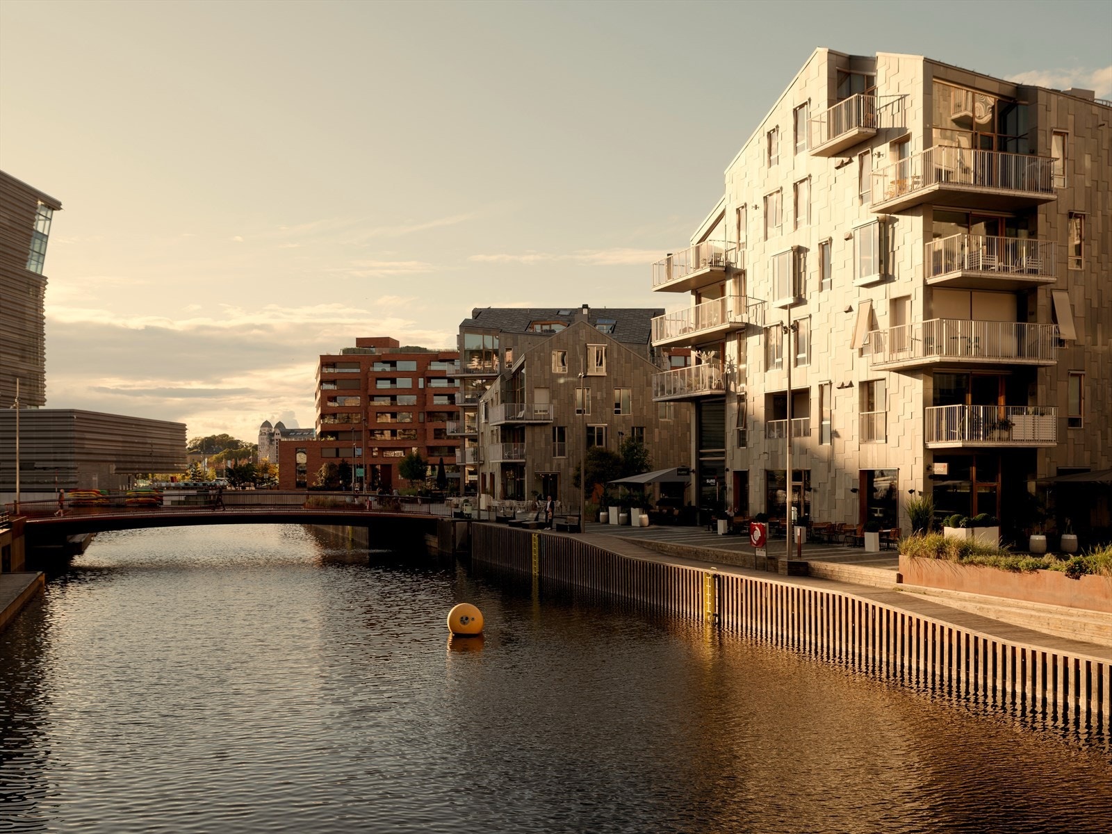 Fra leiligheten er det kun 7-10 minutters gange til Bjørvika og Munch brygge med et rikt utvalg spisesteder, barer, kultur og shopping i tillegg til badebrygge, kajakk- og SUP-utleie. Galleribilde