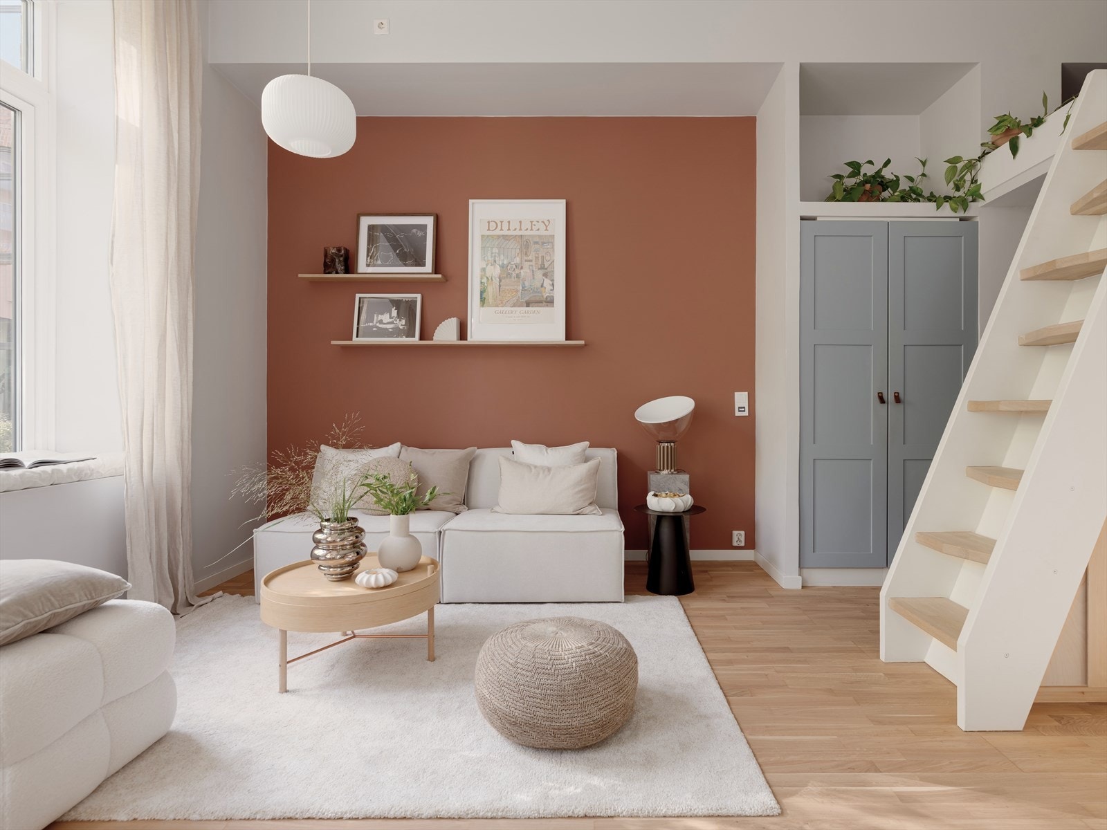 Hyggelig stue med lune fargetoner og plass til både sofa-krok og spisegruppe. Et rom som enkelt kan tilpasses både hverdag og sosiale sammenkomster. Galleribilde