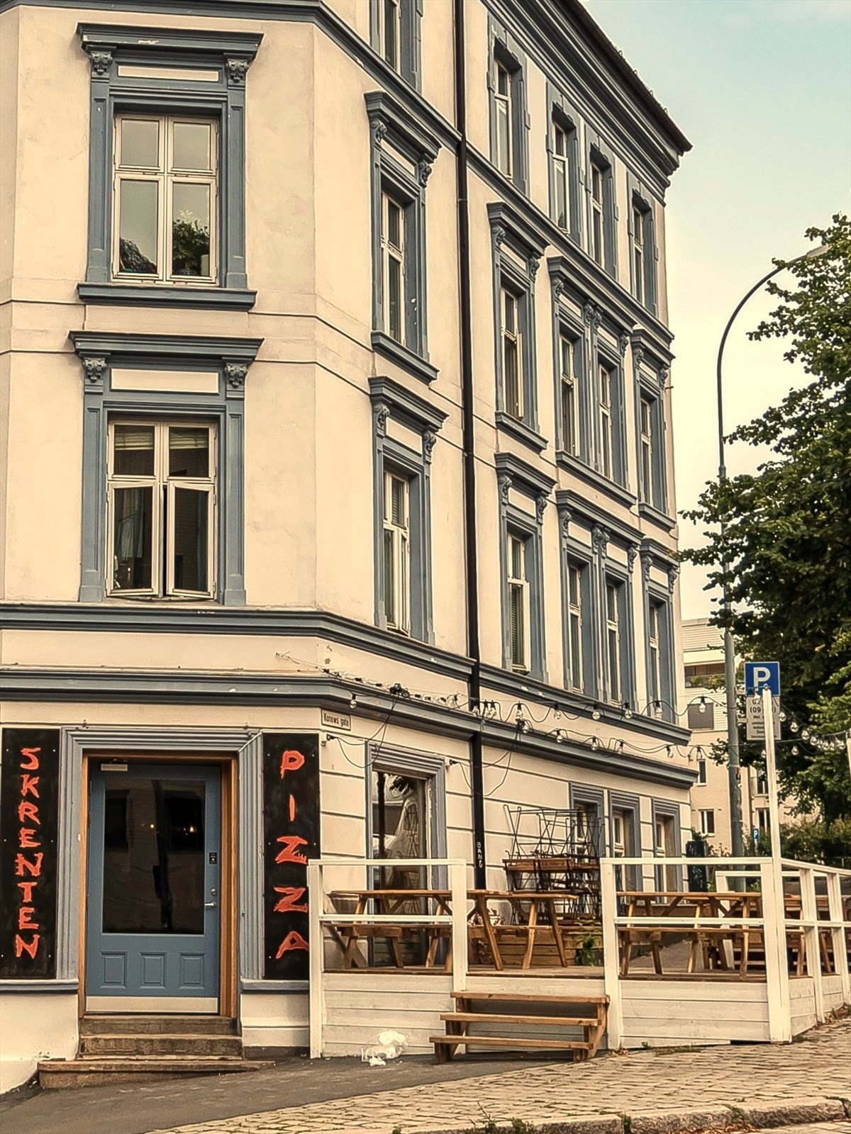 Populære Skrenten pizza ligger få skritt fra inngangsdøren. Galleribilde
