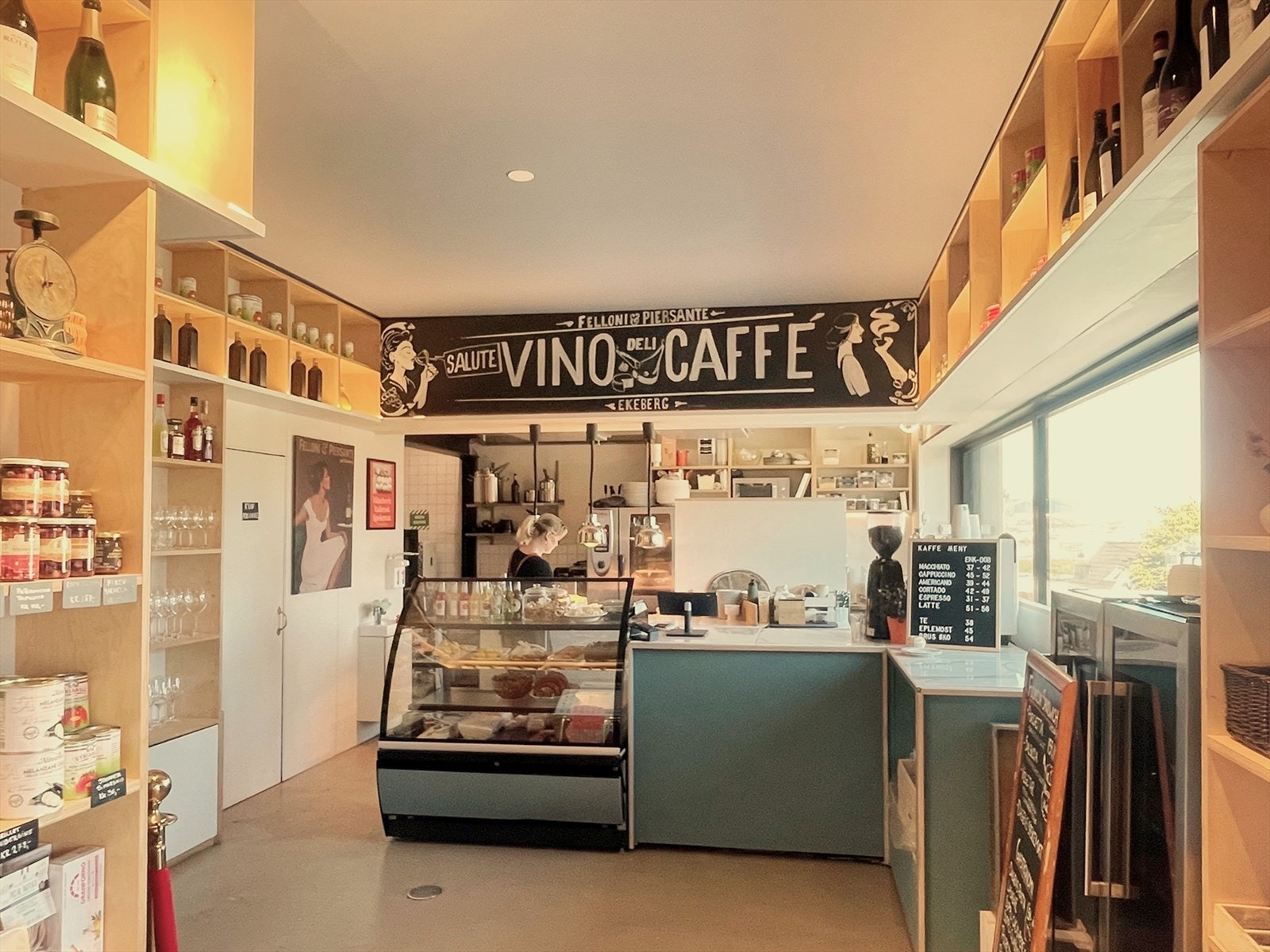 Felloni & Piersante - Vinoteka, deli & kaffe. Denne fantastiske nabaolagsrestauranten og butikken har nettopp åpnet i Ekebergveien! Her finner du et deilig utvalg autentiske italienske produkter. Galleribilde