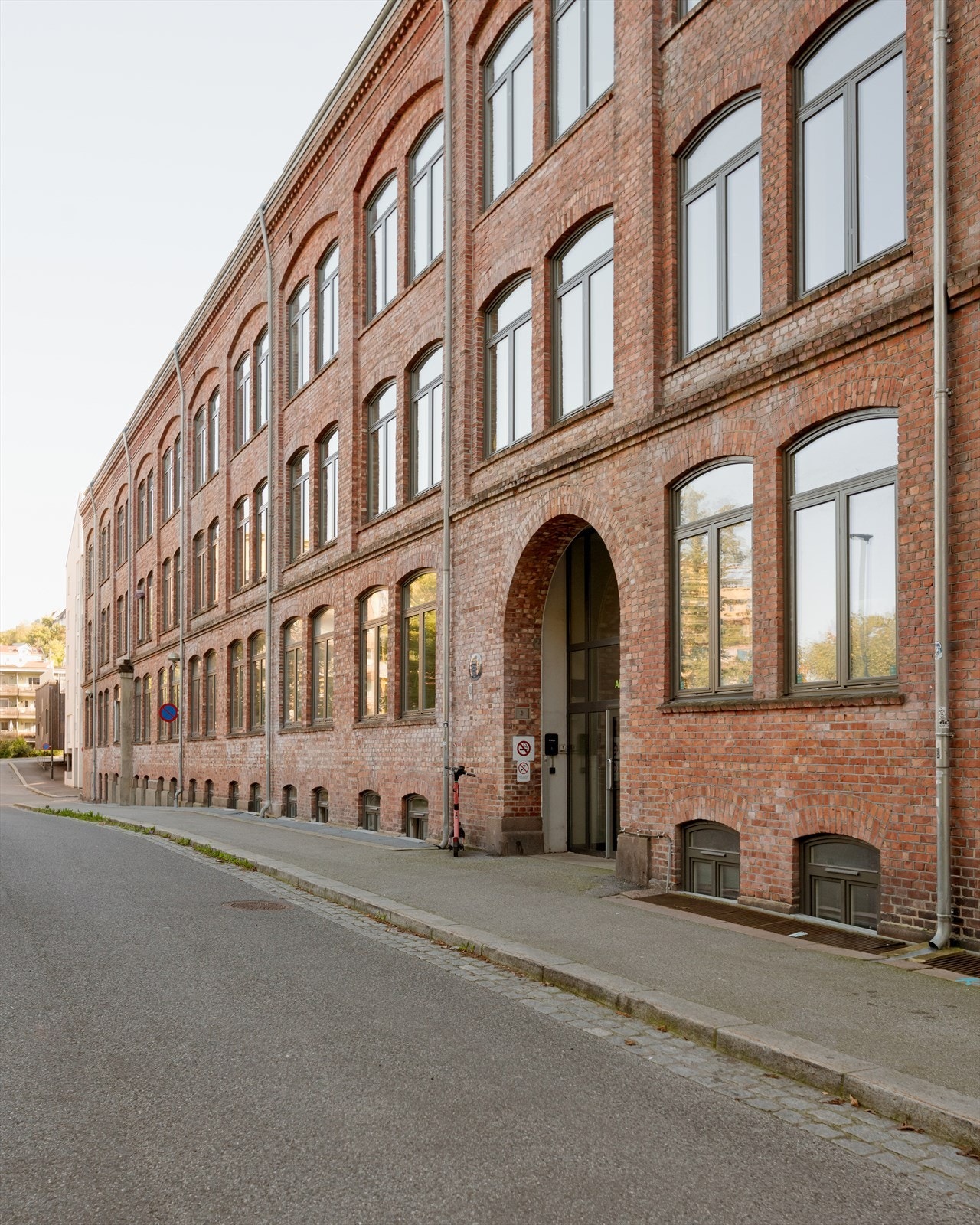 Her bor du i en rolig gate med begrenset trafikk. Nabolaget preges av klassiske bygårder og et hyggelig miljø, med flere små nisjeforretninger, hyggelige kafeer og spisesteder og kjente dagligvarekjeder. Galleribilde