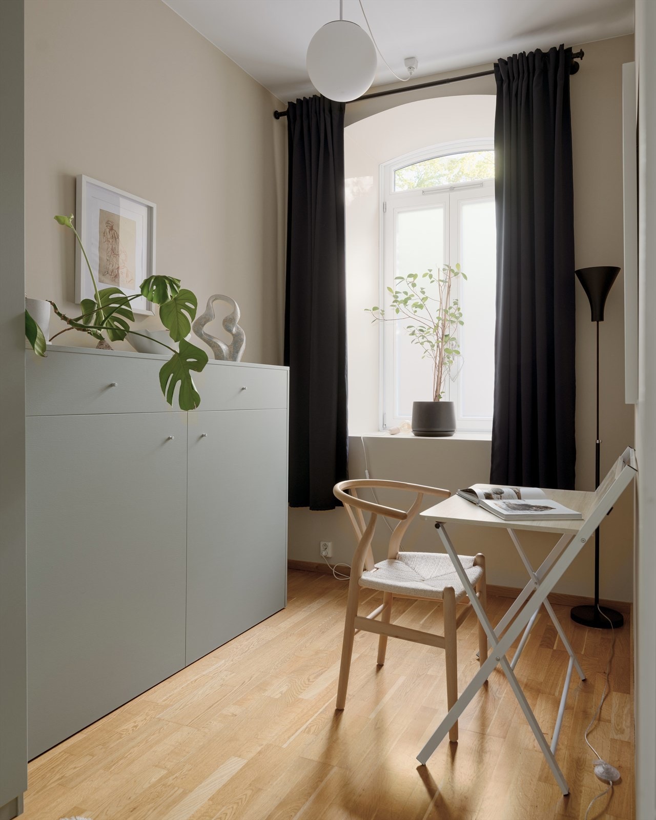 Den smarte skapsengen gjør at du får utnyttet arealet til det fulle. Her har du også plass til en praktisk arbeidsplass ved vindu - Perfekt for hjemmekontor eller studier. Galleribilde