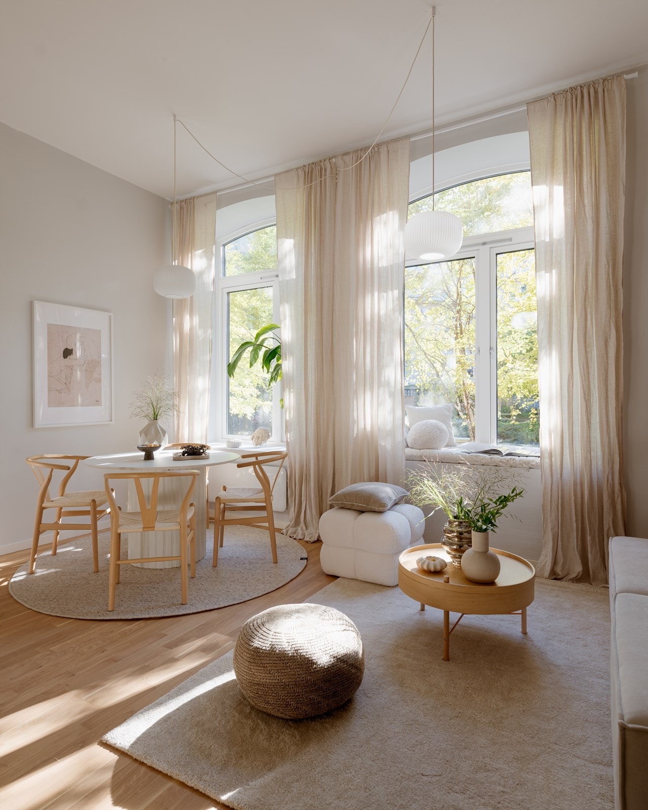 De høyreiste, buede studiovinduene gir boligen en egen karakter og sørger for rikelig med dagslys. Hele boligen vender mot lukket, indre gårdsrom og gir deg en herlig opplevelse av de fire ulike årstidene. Galleribilde