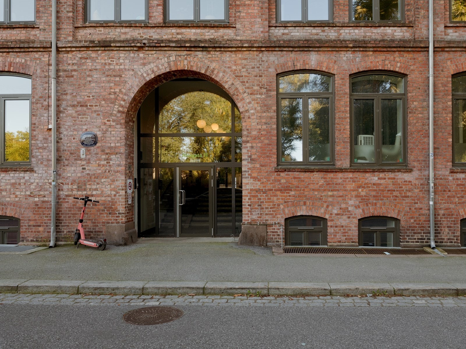 Den historiske bygningen huset "Den Norske Skofabrik" med oppstart i 1898. Bygget ble i 2006 omgjort til leiligheter og er i dag et veldrevet og populært borettslag. Galleribilde
