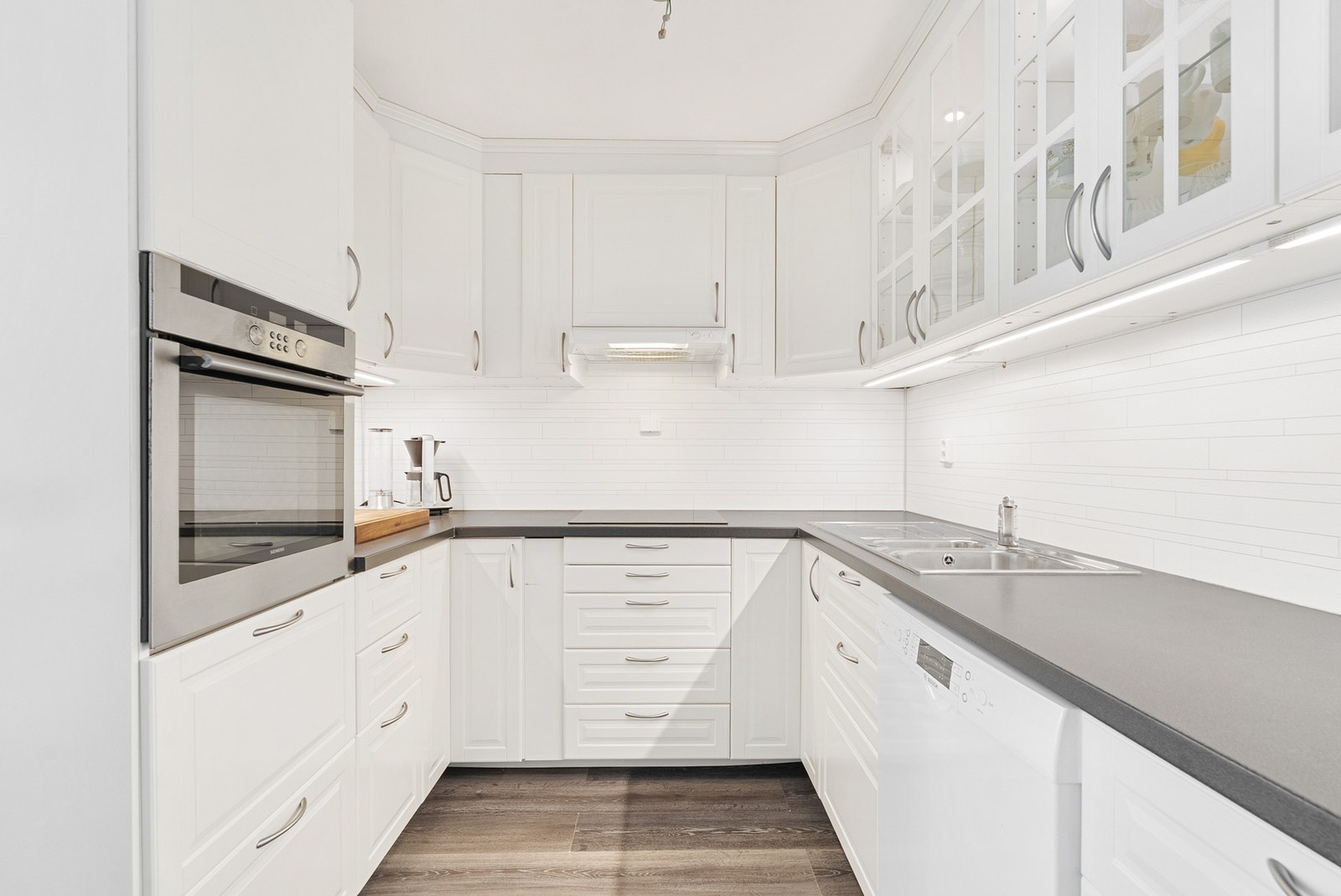 Det er integrerte løsninger og godt med lagringsplass. Skuffer og skap med Softclose Galleribilde