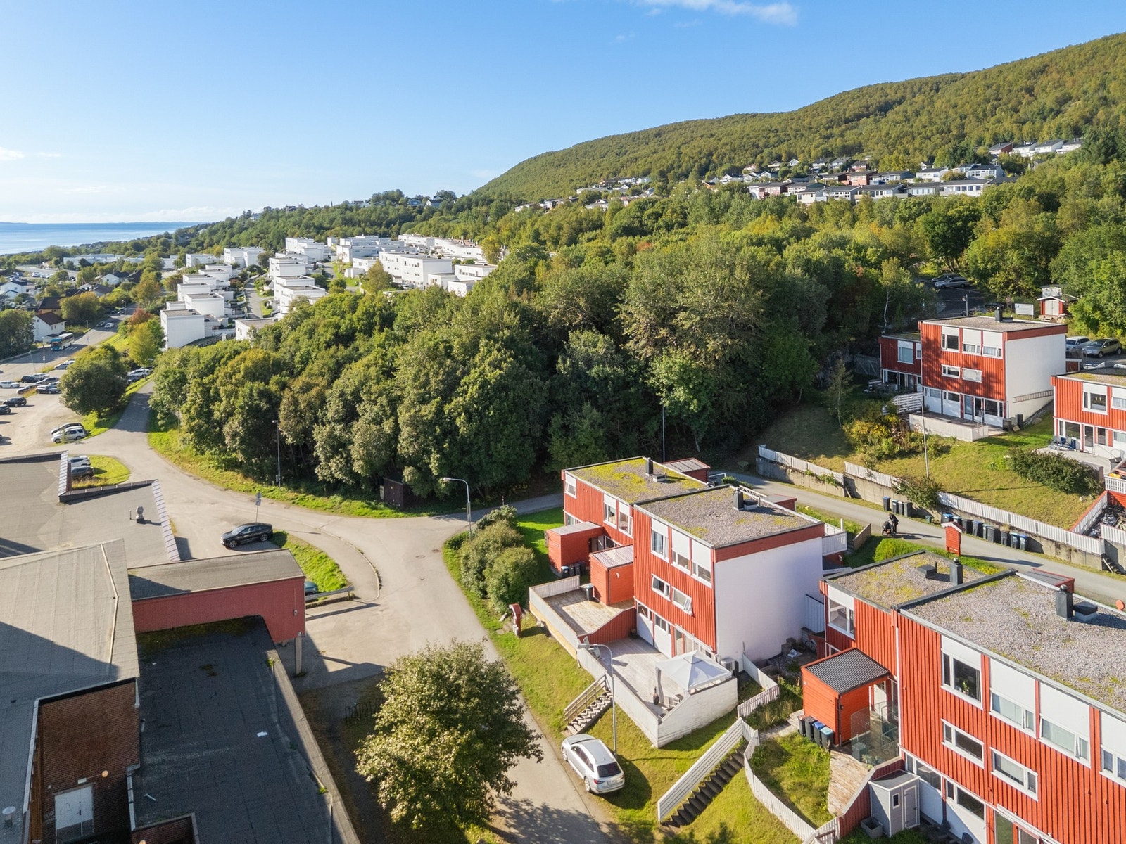 Kun et steinkast unna skoleområdet med flotte uteområder, ballbaner og lekeplasser. Galleribilde