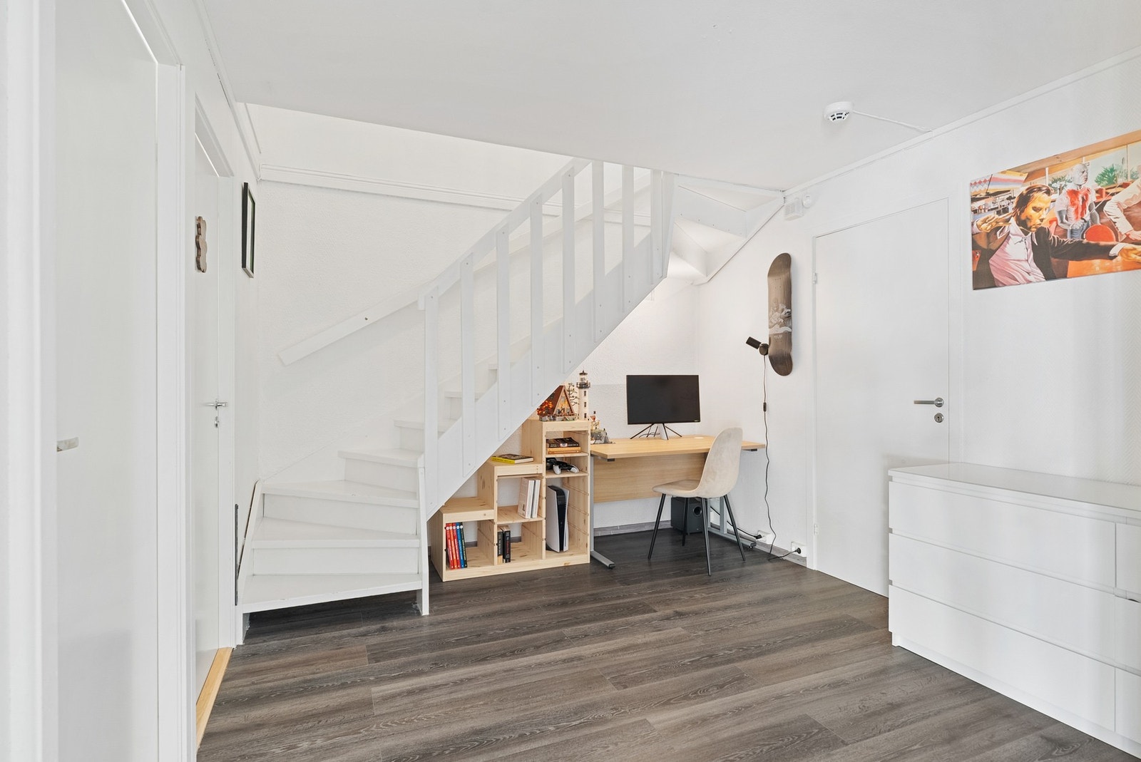 I underetasjen møtes vi av en romslig gang som knyter boligen sammen Galleribilde