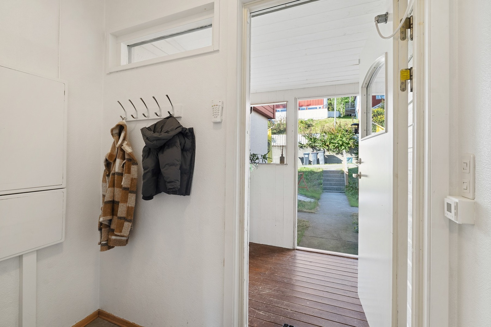 Velkommen inn i første etasje. Her har du en praktisk vindfang og entré som leder veien inn til leiligheten Galleribilde