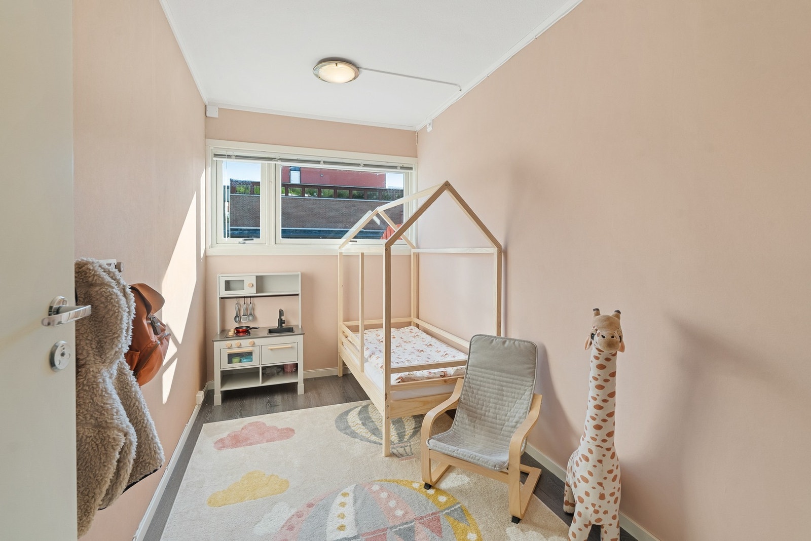 Det er to soverom i underetasjen som egner seg godt som barnerom, gjesterom eller kontor Galleribilde