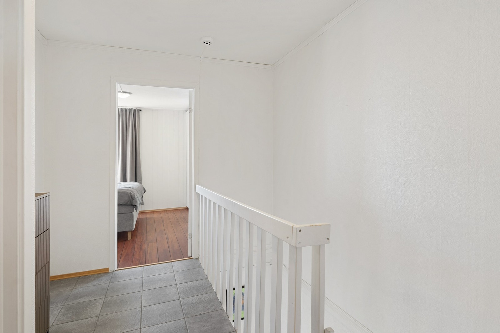 Du trer videre inn i møte med en gang og trapp ned til hovedetasjen Galleribilde