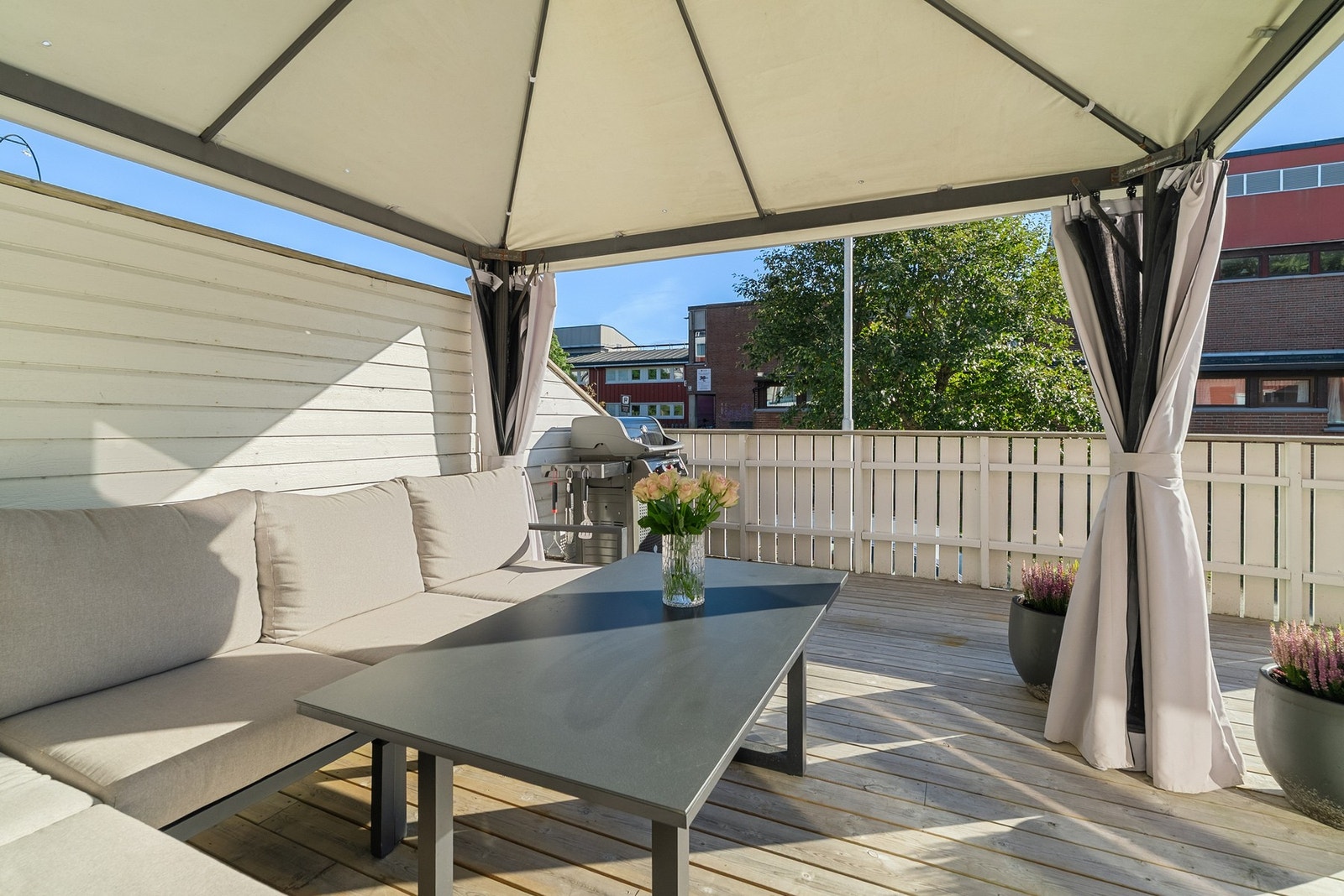 Stort terrasseareal med tilgang fra stuen, her har du god plass til forskjellig utemøblement Galleribilde