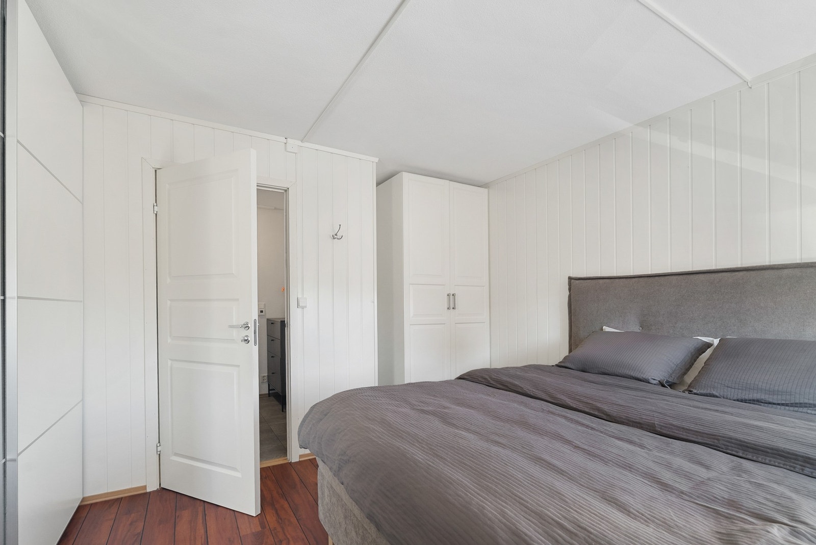 Her er det også plass til annet møblement som ekstra skap eller en mindre skrivepult. Galleribilde