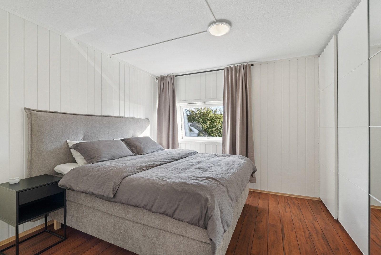 Hovedsoverommet er av god størrelse med skyvedørsgarderobe for lagring Galleribilde