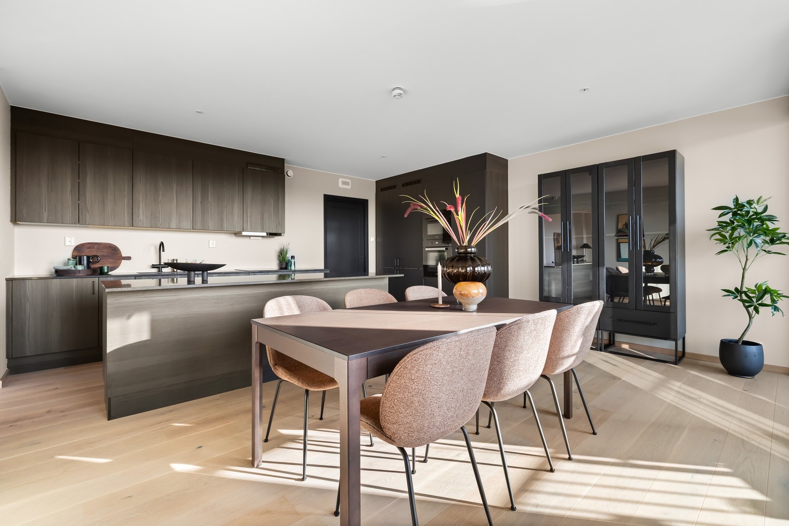 Meget god kjøkkenløsning med spisestue Galleribilde