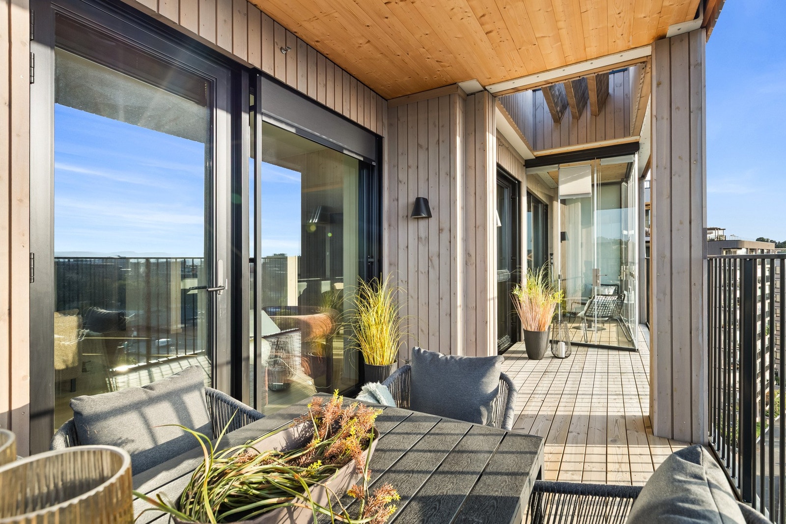 Stor balkong på 20 kvm som er delvis innglasset Galleribilde