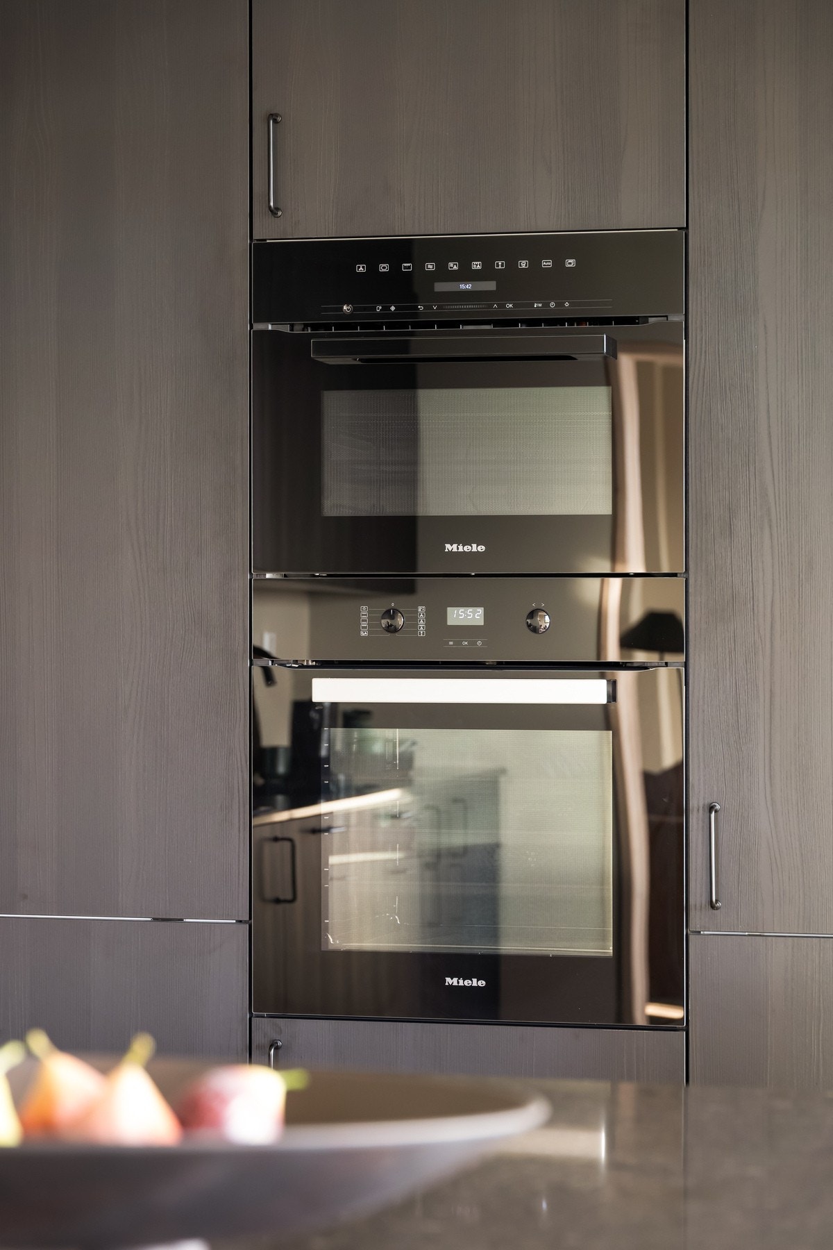 Integrerte hvitevarer inkludert fullhøyde kjøleskap og fryser Galleribilde