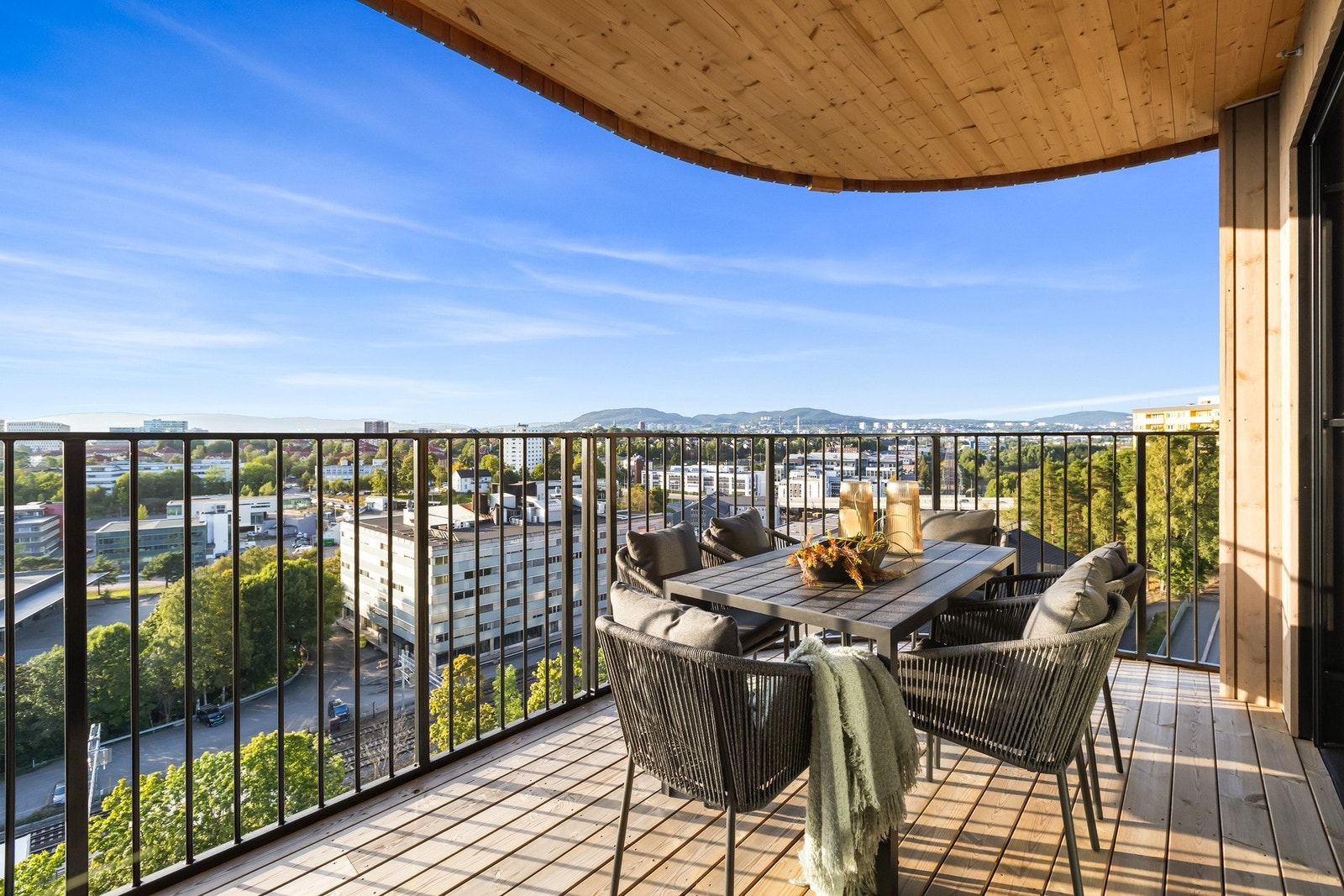 Flott balkong med ettermiddags-/kveldsol Galleribilde