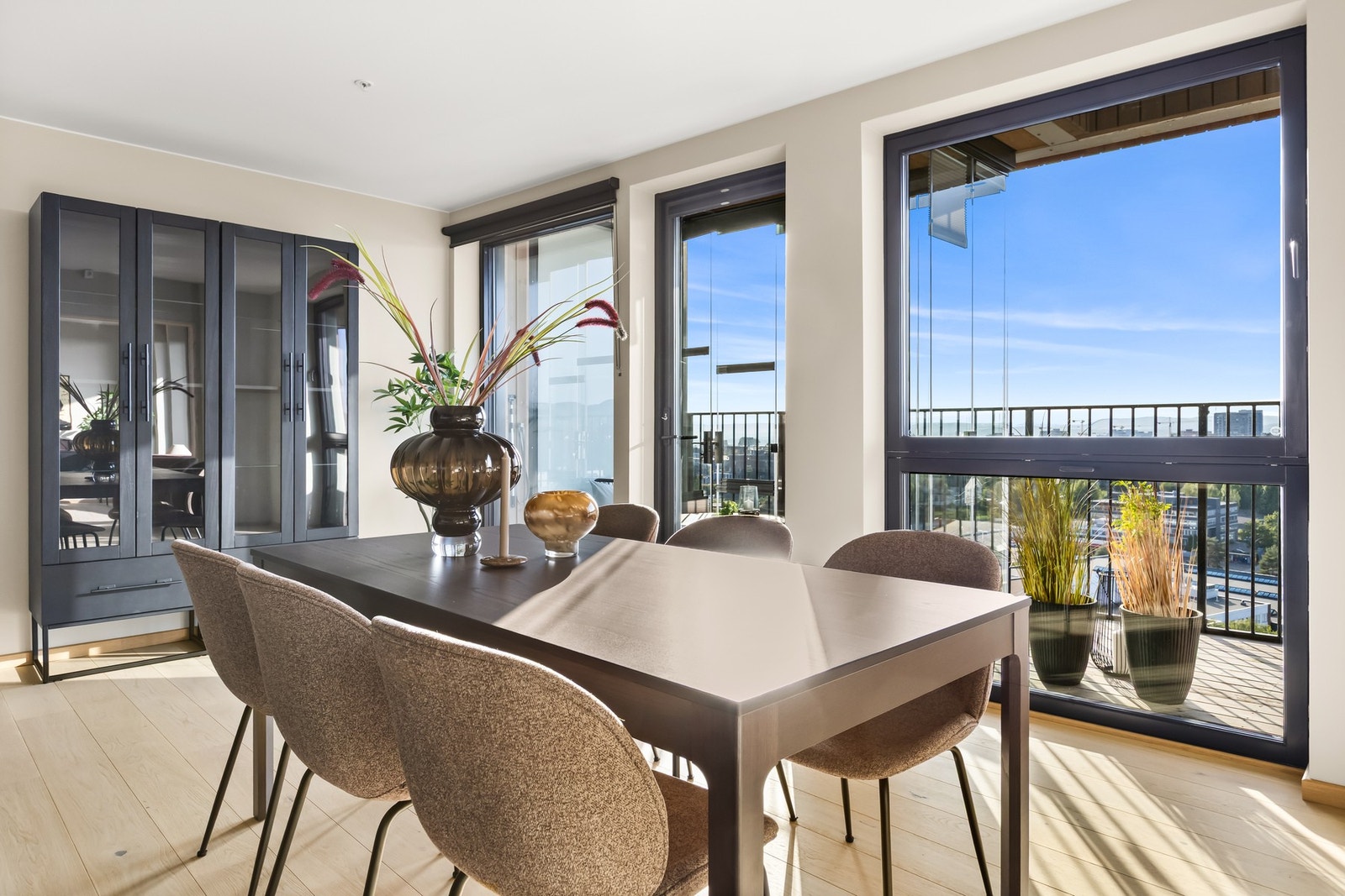 Utgang til balkongen fra spisestuen og fra stuen Galleribilde