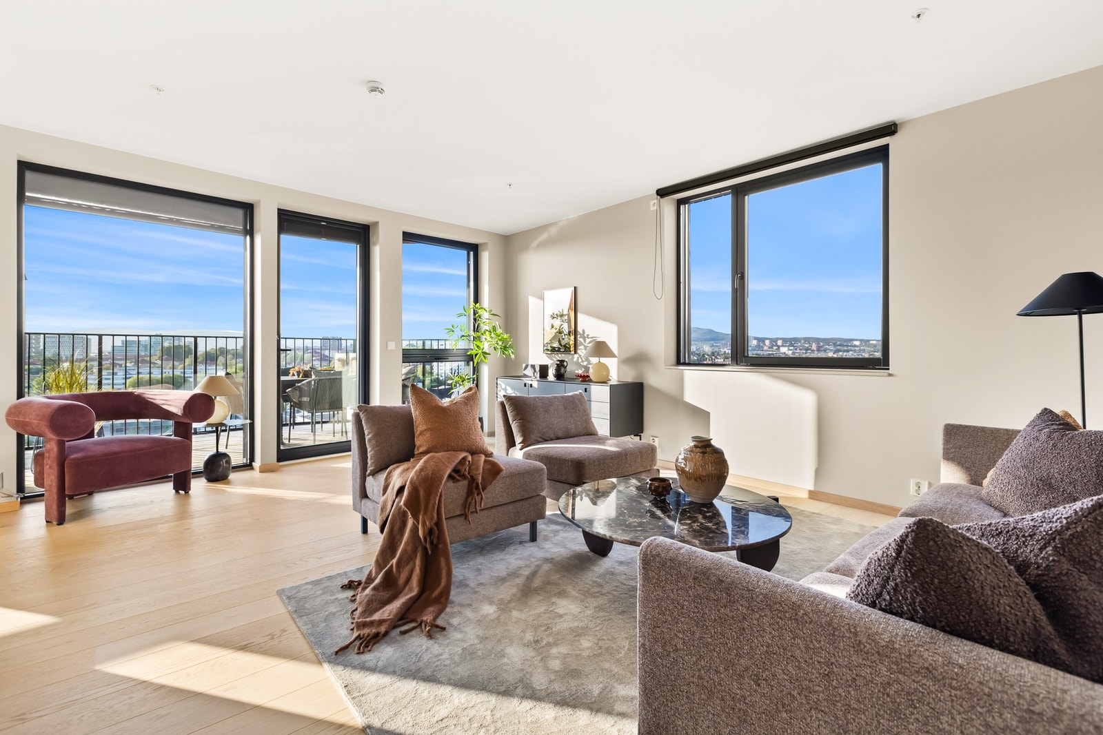 Lys og romslig stue med flott utsikt og meget gode lysforhold Galleribilde