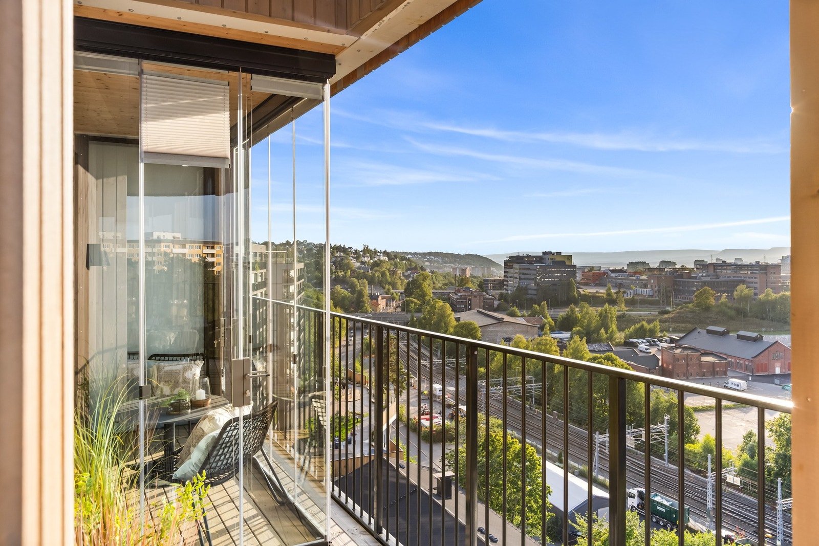 Balkongen er på totalt 20 kvm hvorav ca. 4 kvm er innglasset Galleribilde