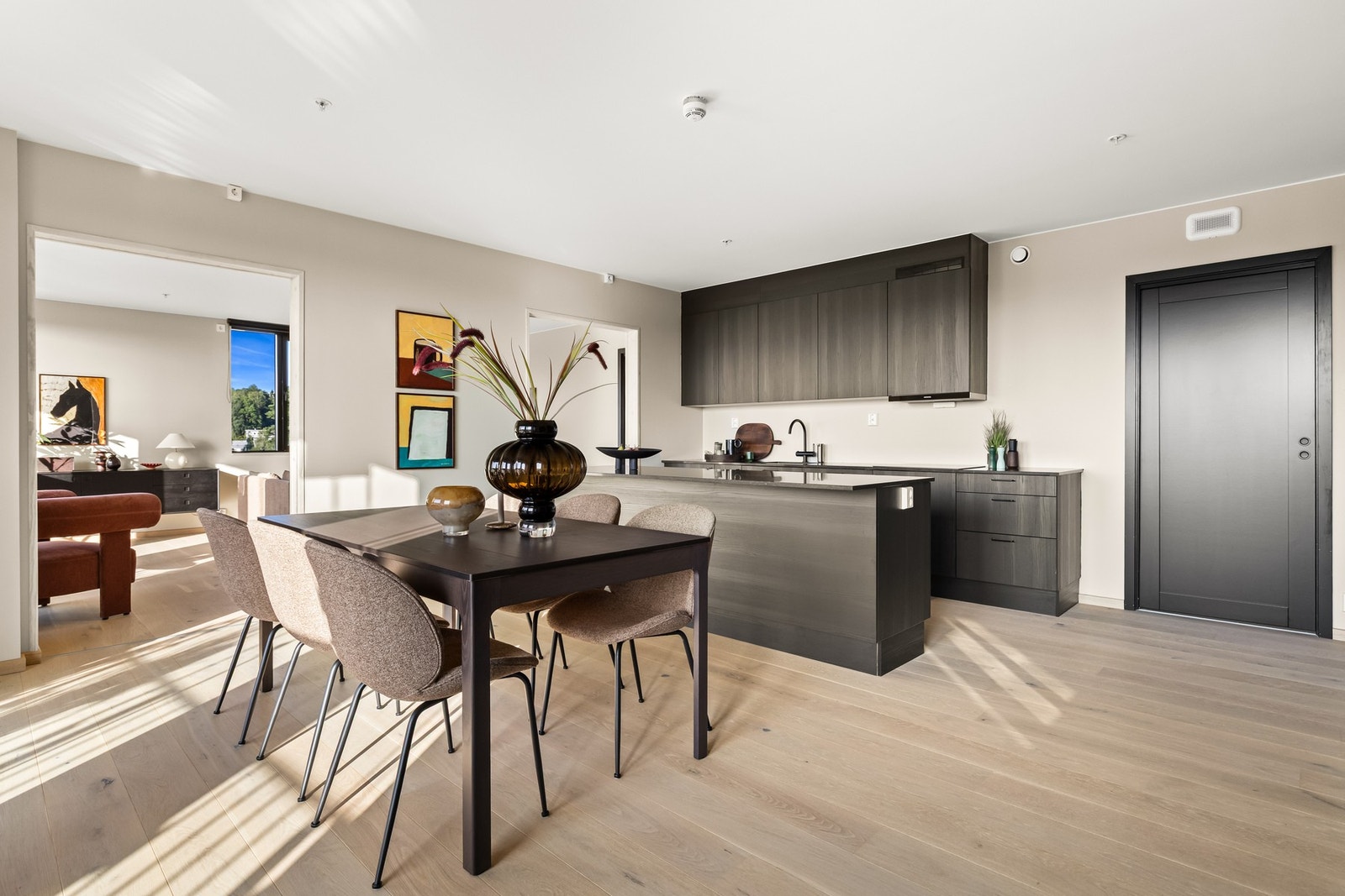 Rålekker topp- og endeleilighet med stor hjørnebalkong og vidstrakt utsikt Galleribilde