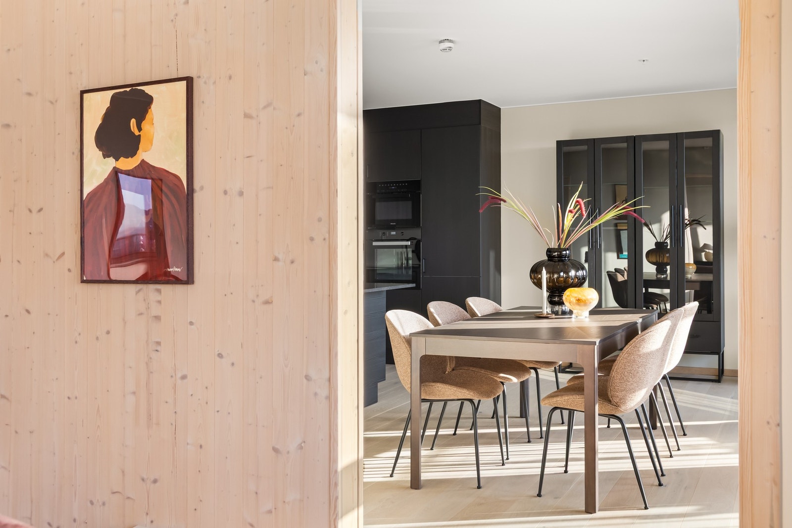 Massivtre som gir bedre inneklima og lunhet. Massivtreet kan beises i andre farger om ønskelig. Galleribilde