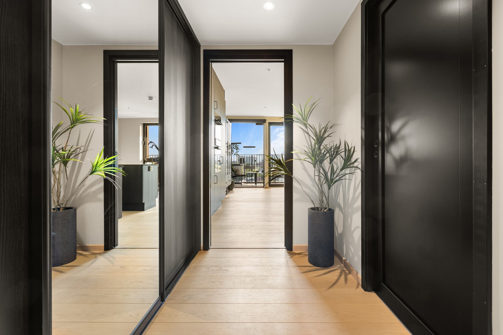 Omkledningsrom med inngang til vaskerom Galleribilde