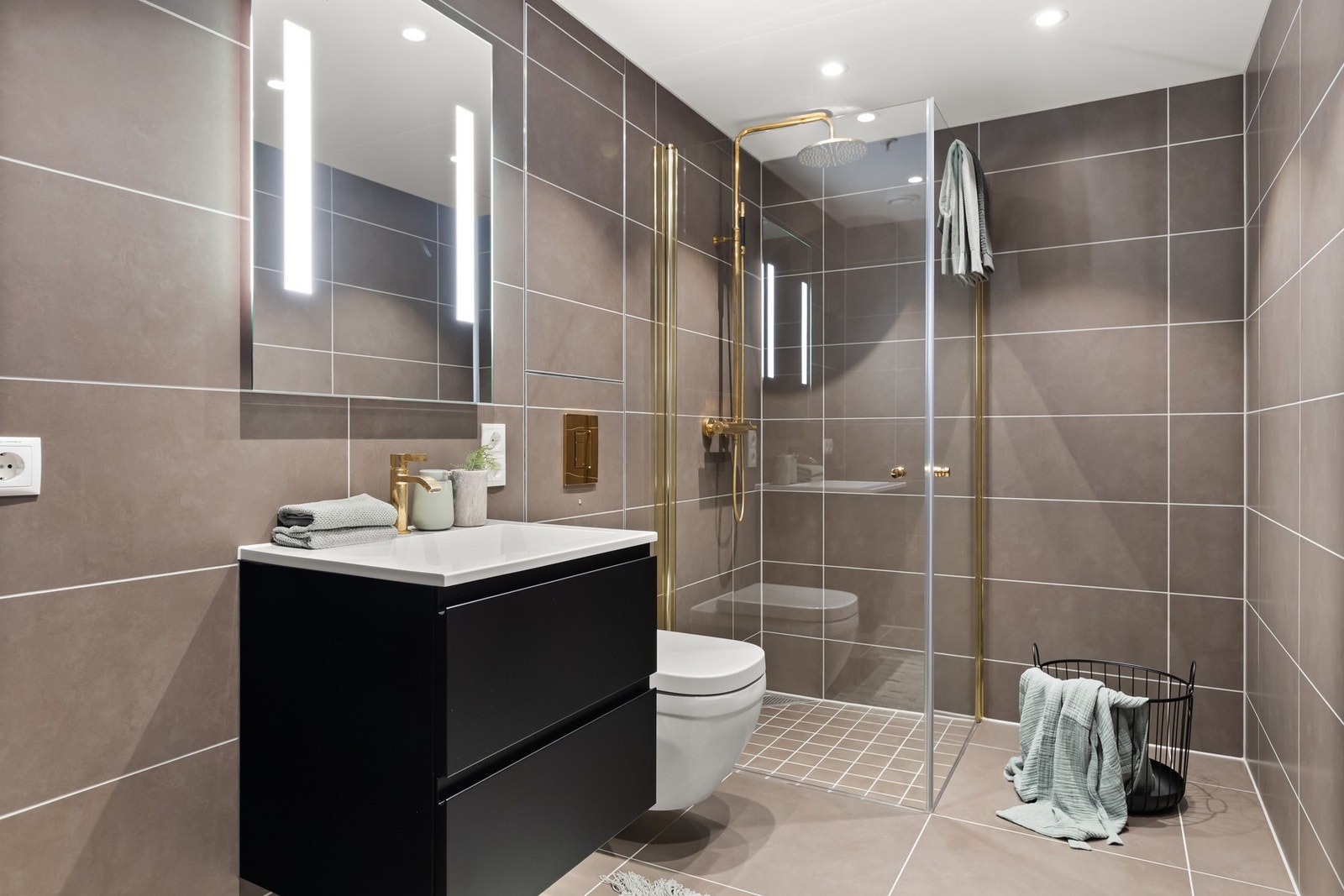 Leiligheten har to delikate bad + eget vaskerom Galleribilde