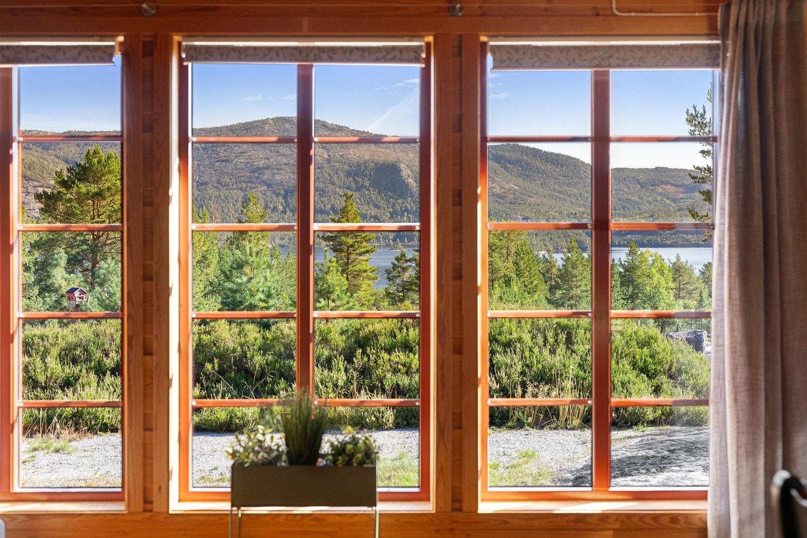 Flott utsikt fra stue vinduet. Galleribilde