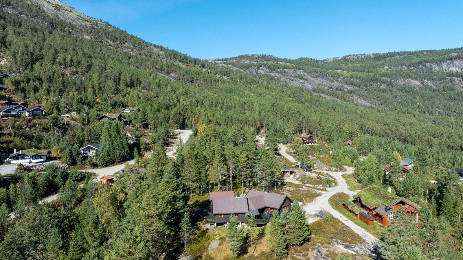 Det finnes mange flotte turer i nærområdet til både Langfjell og Kronfjell (800 m.o.h), samt Skuggenatten (700 m.o.h), hvor du kommer helt opp på snaufjellet med en helt fantastisk utsikt over Treungen, Nisser og fjellene rundt. Galleribilde