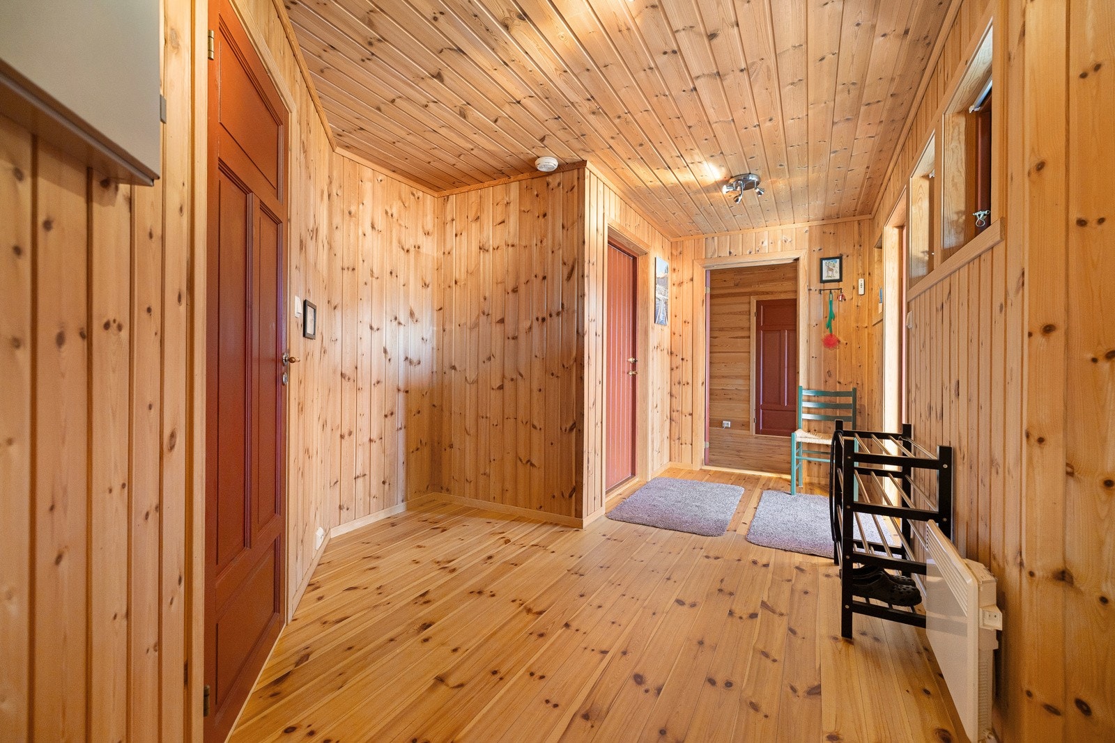 Stor og romslig entré med gode oppbevaringsmuligheter for både yttertøy og sko. Galleribilde