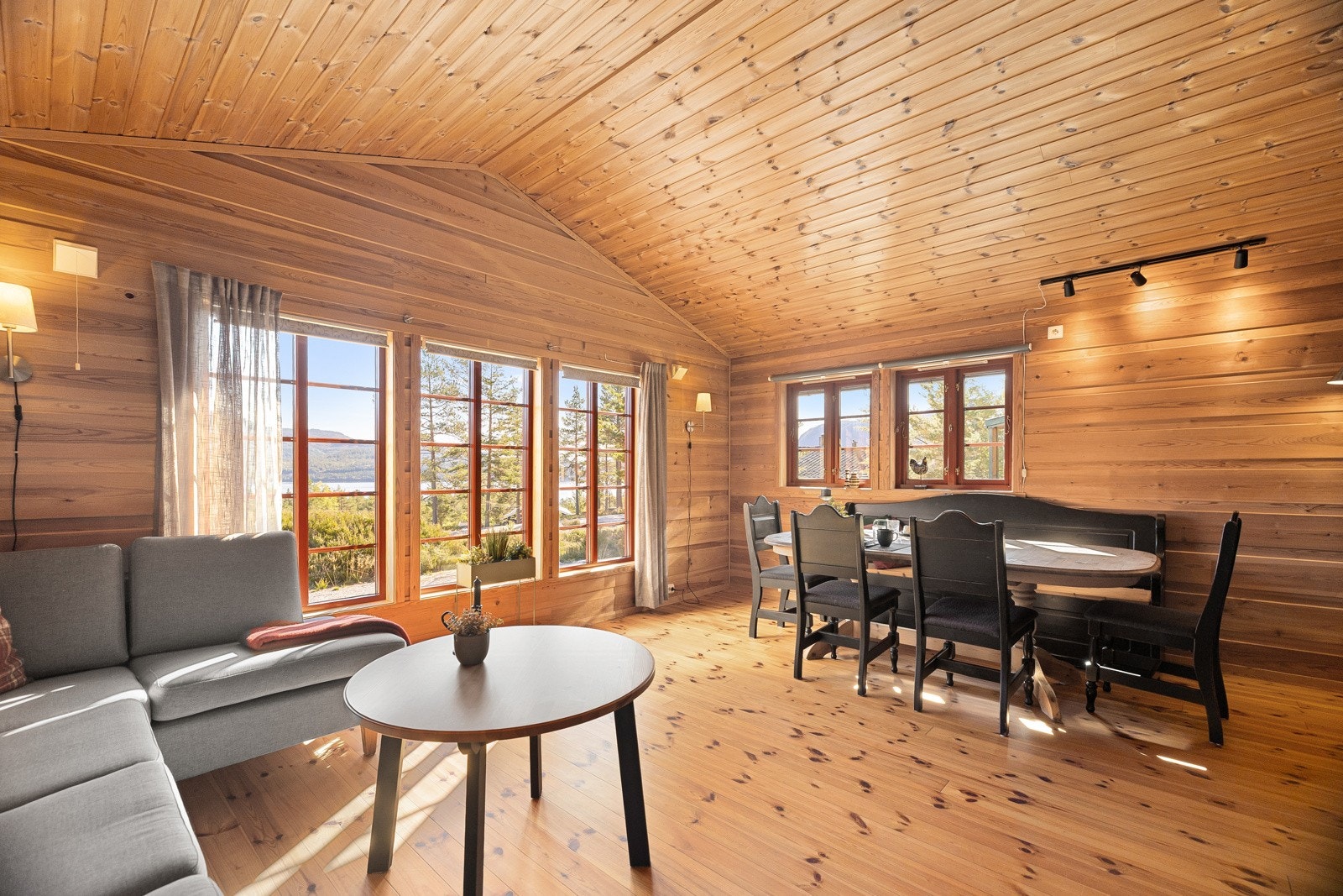 Stor og romslig stue med gode møbleringsmuligheter for sofa, TV-bord og TV. Galleribilde