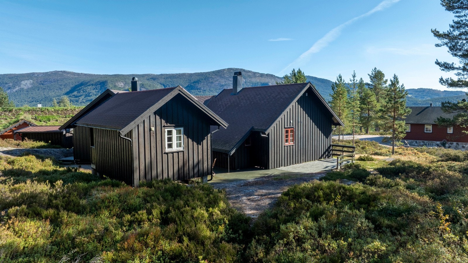 Hytta ligger i nærheten av Nisser (4 mil lang), som er kjent for sine lange hvite sandstrender, svaberg og flotte bademuligheter. Galleribilde