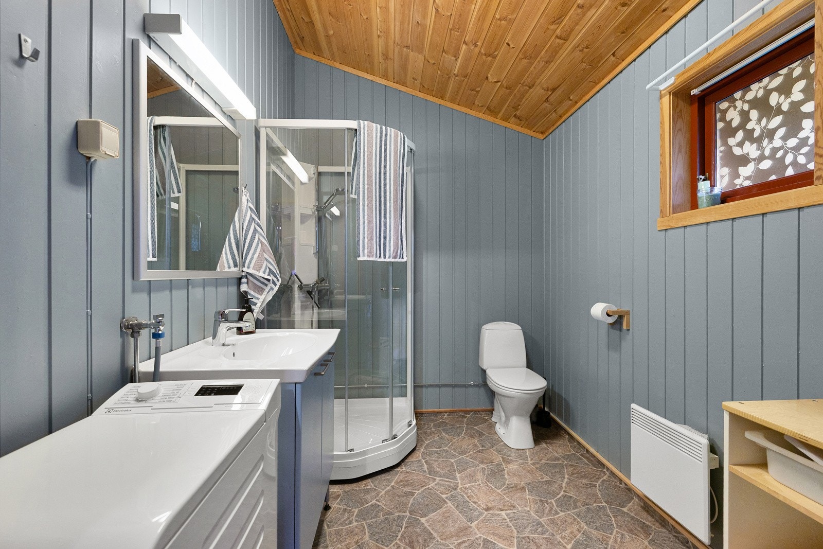 Badet er innredet med nedfelt servant, toalett og dusjkabinett, samt opplegg for vaskemaskin. Vaskemaskin kan kjøpes, kontakt megler for nærmere informasjon. Galleribilde