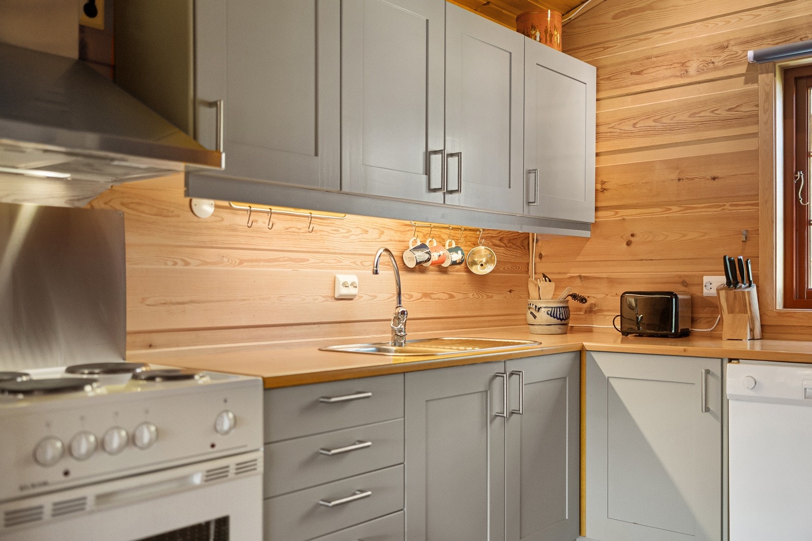 Det er utstyrt med stekeovn, oppvaskmaskin, kjøleskap og vask, samt rikelig med oppbevaringsplass i både over- og underskap. Galleribilde