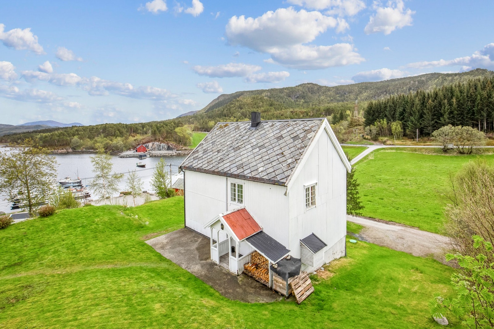 Fin beliggenhet i landlige omgivelser og sjøutsikt Galleribilde