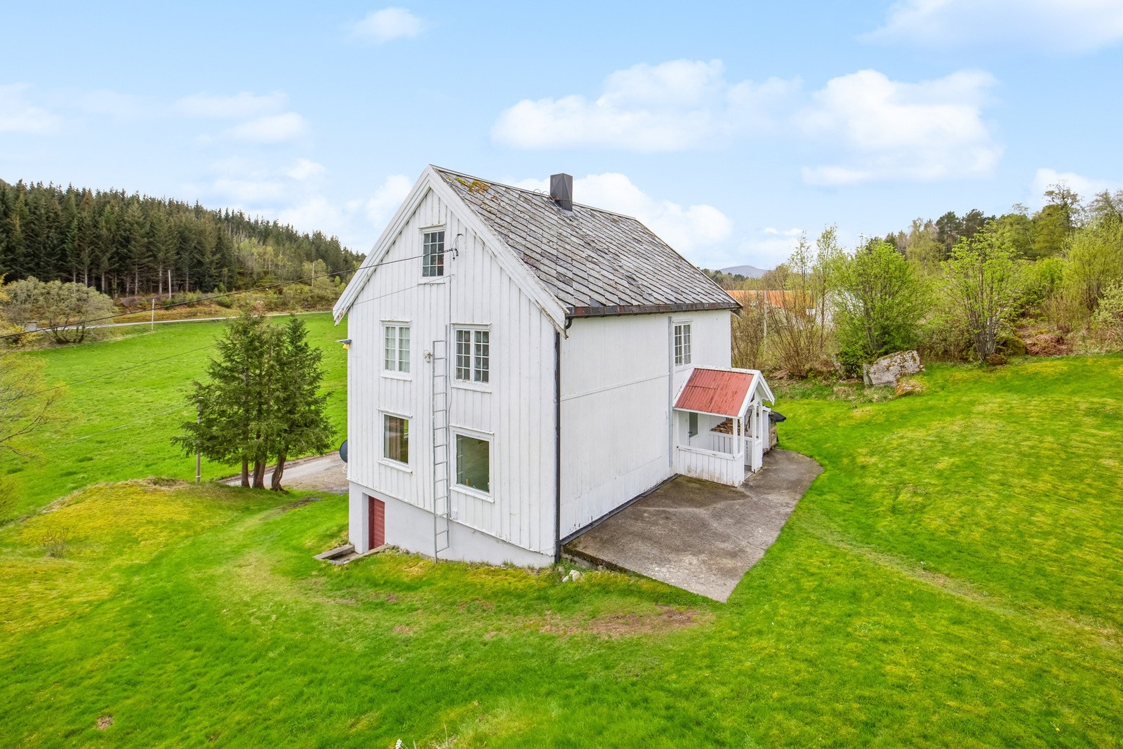 Eiendommen ligger på Eidestranda en kort kjøretur fra Aure sentrum Galleribilde