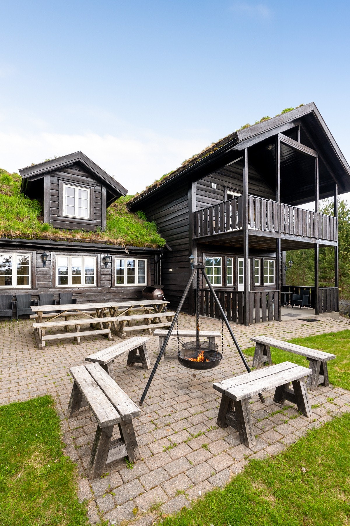 Store, hyggelig uteområder med fin bålplass Galleribilde