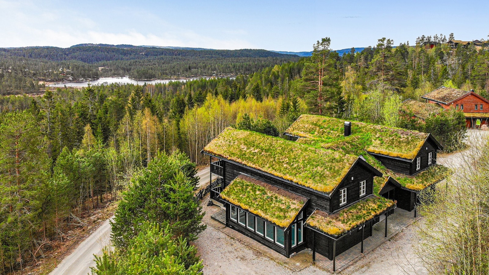 Eiendommen ligger solrikt til med fin utsikt Galleribilde