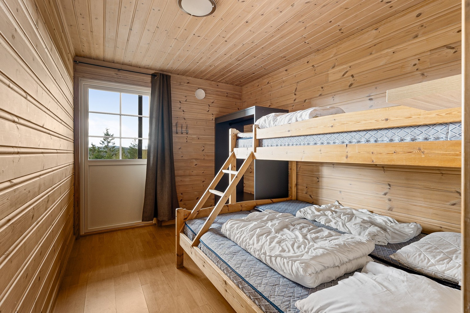 Hytta har 10 soverom, 8 av disse har tilgang til eget bad. Galleribilde