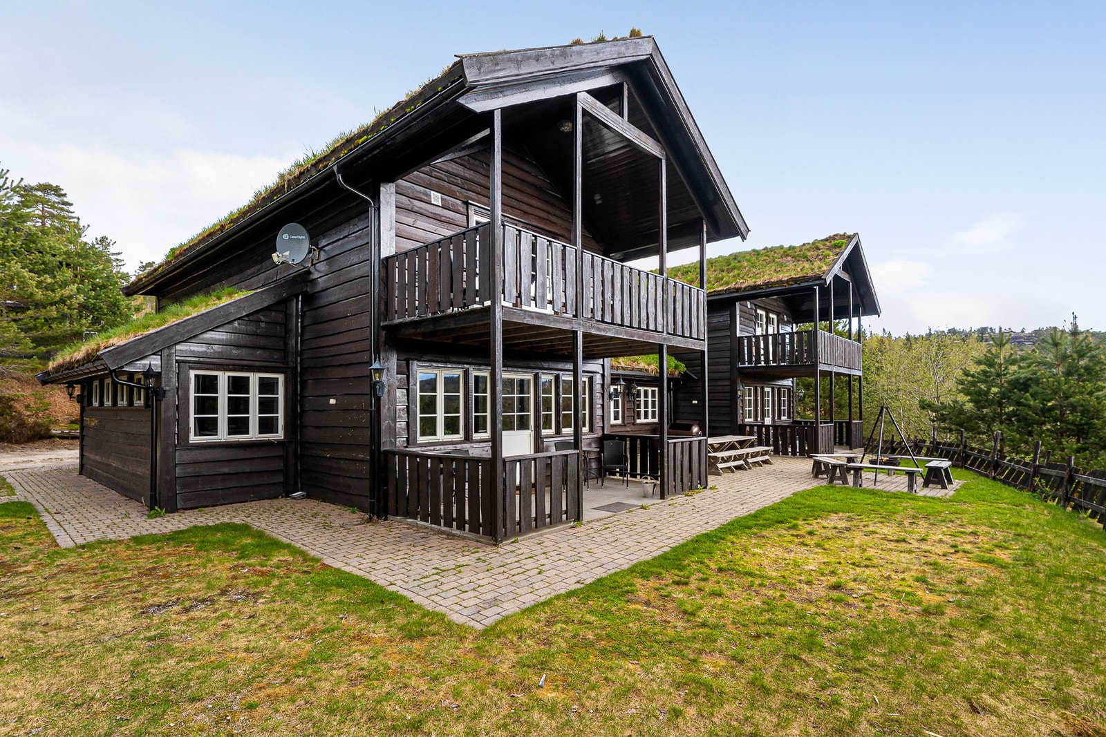 Store uteplasser med grillplasser, benker og skigard i front. Galleribilde