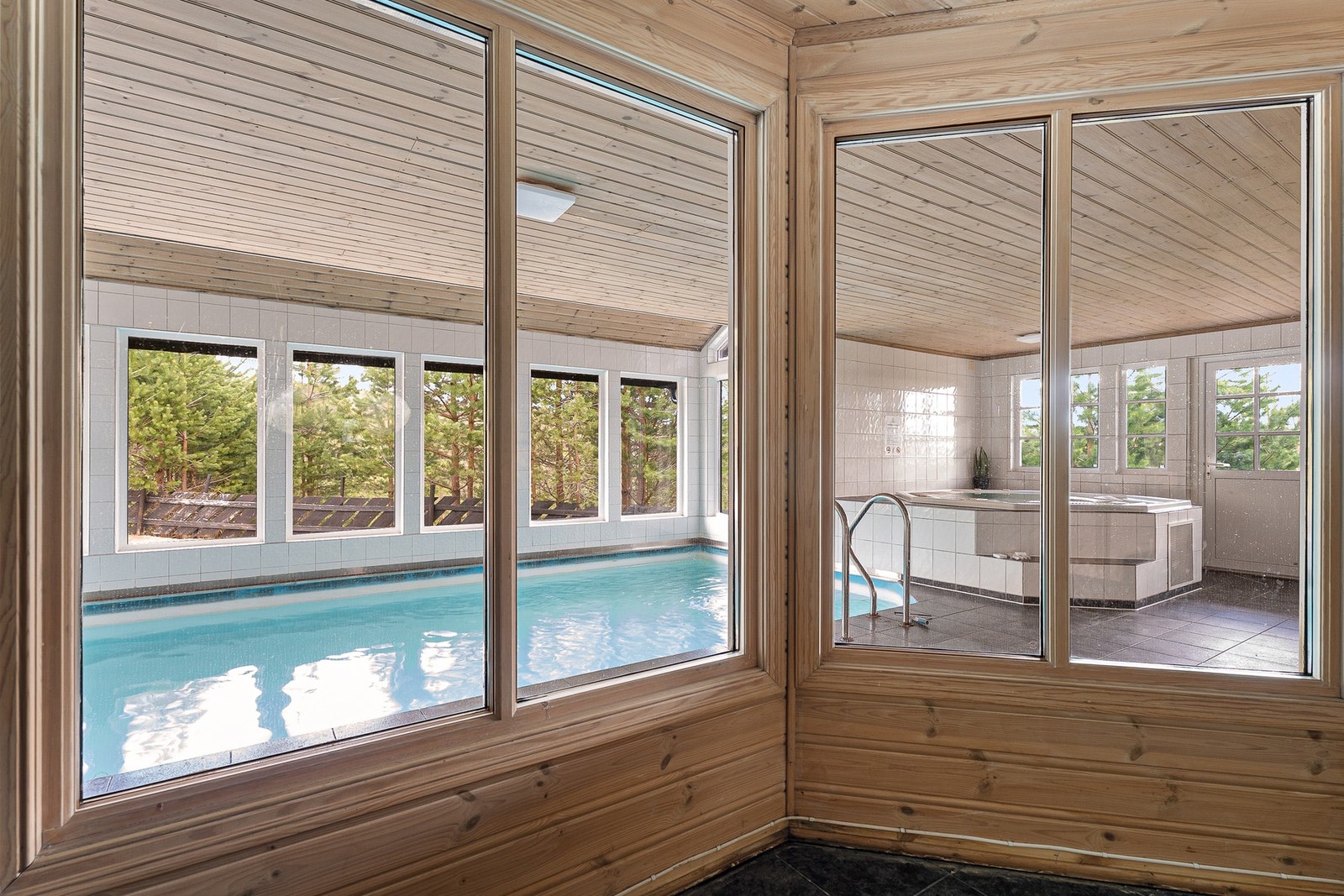 I 1.etasje finner du også et stort, påkostet bassengområde med basseng, boblebad, badstue og enkelt treningsrom Galleribilde