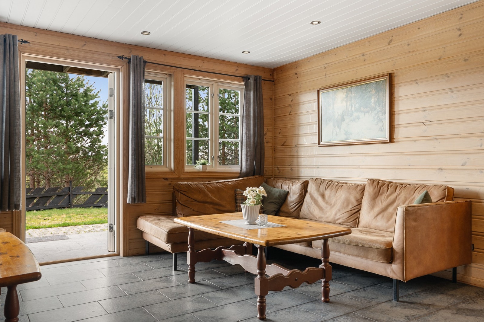 Utgang til flott uteplass fra stuen Galleribilde