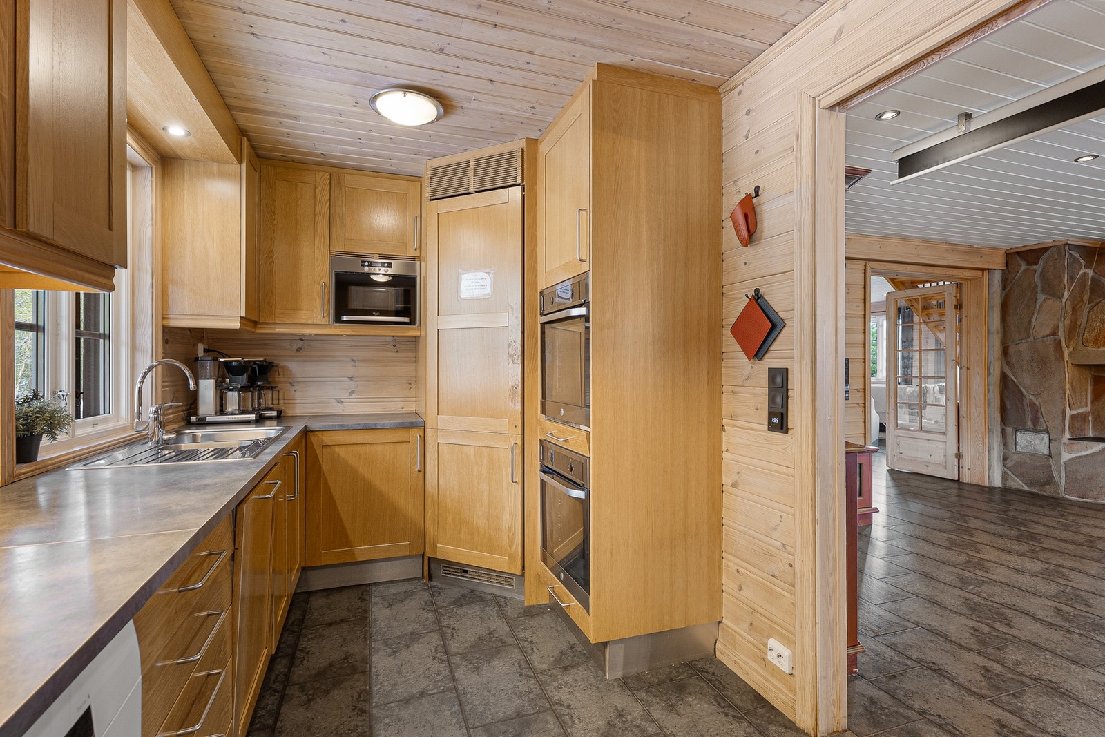 Romslig kjøkkeninnredning med kjølehjørne Galleribilde