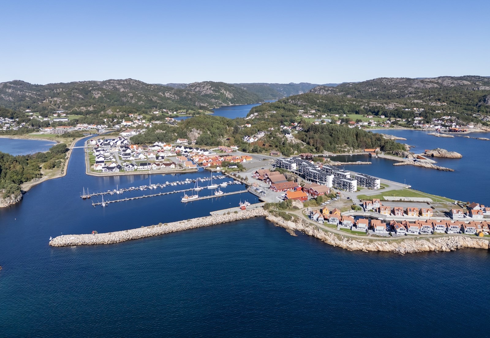 Nyt frisk sjøluft, vakker natur og et levende lokalsamfunn. Galleribilde