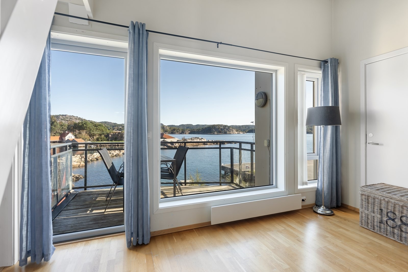 Store vinduer og fantastisk utsikt over havet. Galleribilde