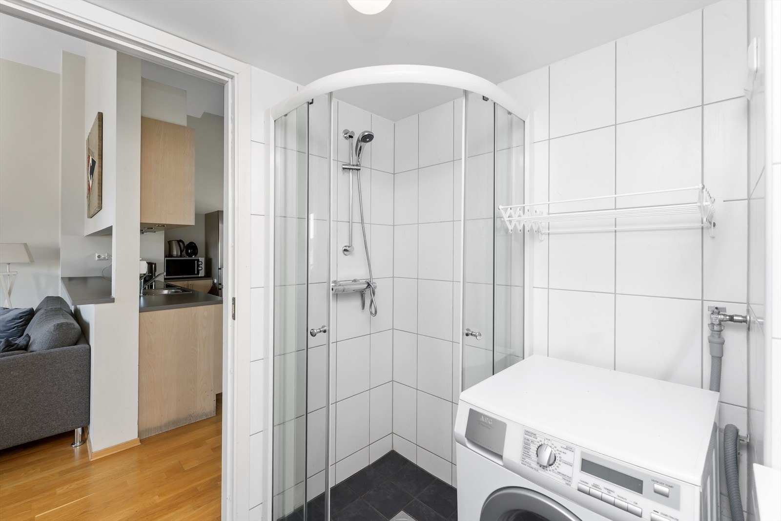 Stilrent bad med alt du måtte trenge. Galleribilde