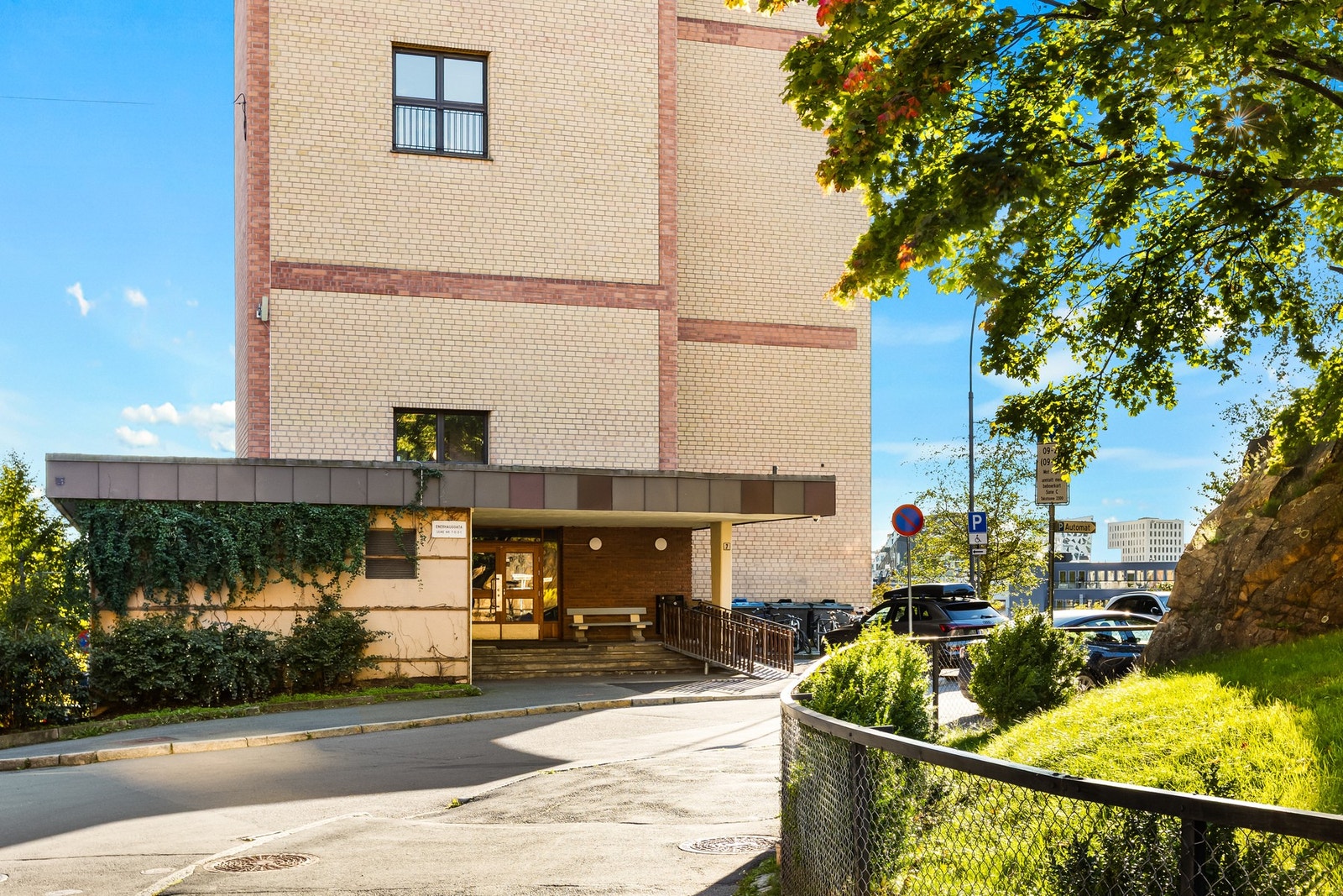 Borettslaget har garasjeplasser (nyrenovert anlegg), parsellhager og ekstra boder for utleie etter venteliste. Galleribilde