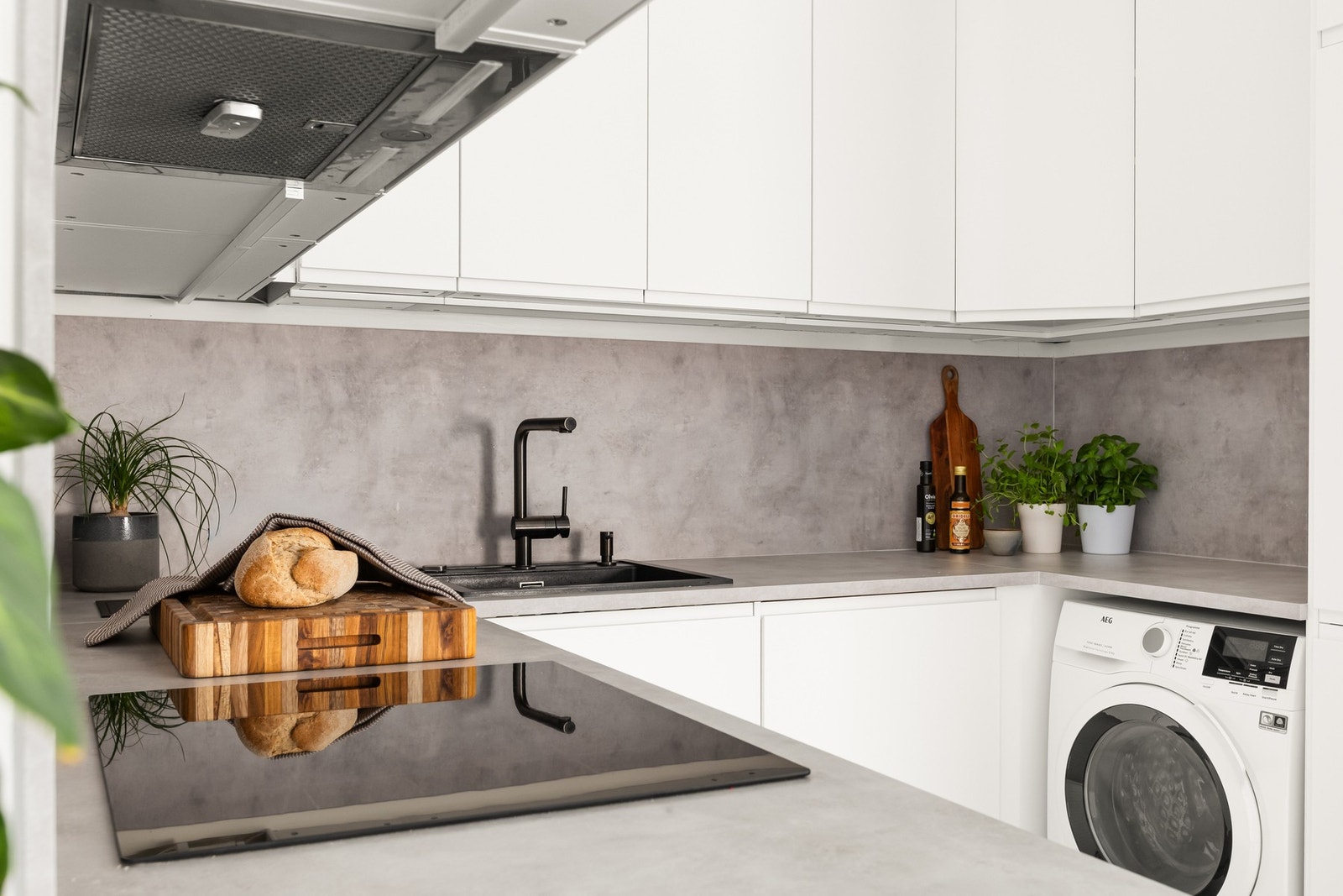 Ikea kjøkkeninnredning fra 2023 med glatte fronter og laminat benkeplater. Opplegg for vaskemaskin på kjøkkenet. Borettslaget har også 4 fellesvaskerier. Galleribilde